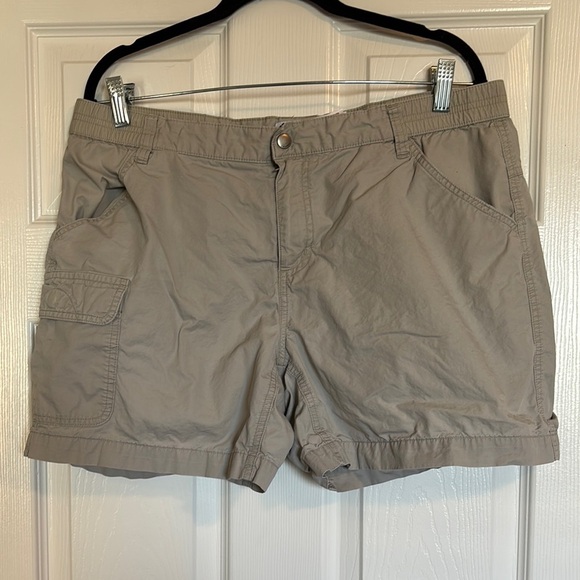 Columbia women’s tan vintage 5” inseam cargo shorts size large - Picture 1 of 8